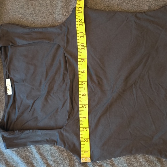 NWOT black crop top with trapeze neckline - Picture 3 of 4